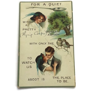 Carte postale fantaisie ancienne - Puzzle de mots cachés romantique - Scène des amoureux d'Ascot