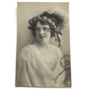 Cartão postal francês antigo – Retrato glamouroso da década de 1910 com chapéu de penas e rosas