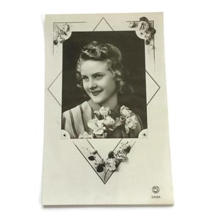 Vintage French Glamour Postcard – Smiling Woman with Flowers, P-C Paris