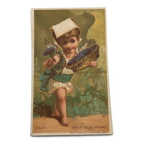 Tarjeta comercial francesa antigua: Niño con violetas con traje italiano (c. 1900)