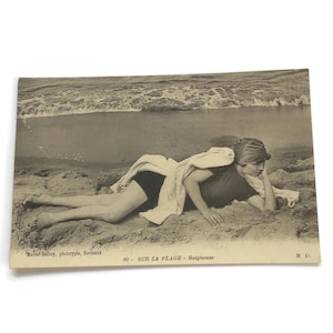 Cartão postal francês vintage • Sur La Plage Bathing Beauty • Fotografia de Marcel Delboy • Cartão postal à beira-mar do início dos anos 1900