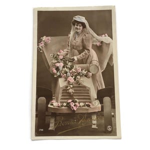 Antieke Franse ansichtkaart – Bonne Année, vrouw in auto met roze bloemen, begin jaren 1900