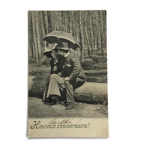 Cartão postal vintage desgastado pelo tempo – com falhas, desbotado e cheio de charme – peça efêmera europeia antiga