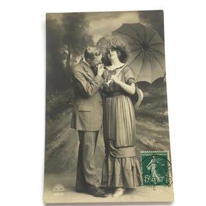 Cartolina francese d'epoca – Coppia romantica con parasole – Ephemera antica c.1910