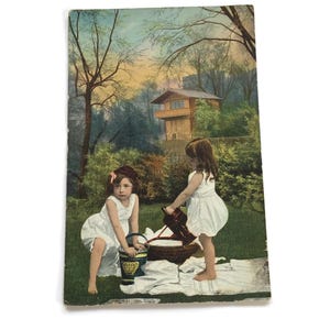 Antieke ansichtkaart met kinderen • Handgekleurde picknickscène • Europese ansichtkaart begin jaren 1900 • Efemere vintage jeugd