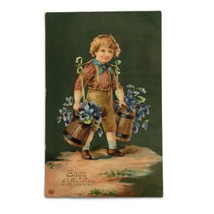 Postal francesa antigua: «Gage d’Affection»: Niño con cubos de violetas / Ilustración floral de 1908, encanto Art Nouveau