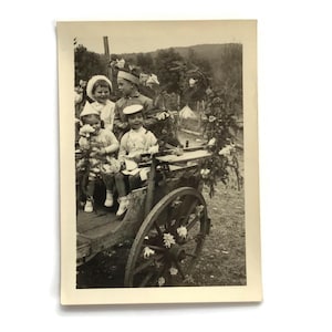 ヴィンテージRPPC 花のカートに乗った子供たち – 1950年代の白黒写真 – ドイツキッズフェスティバルのスナップショット