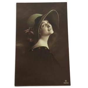 Antieke Franse ansichtkaart – Glimlachende vrouw met breedgerande hoed (ca.1910s)