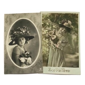 Haute Couture Horticulture – Set di 2 cartoline francesi antiche, ritratti di cappelli floreali con rose, ca. 1900
