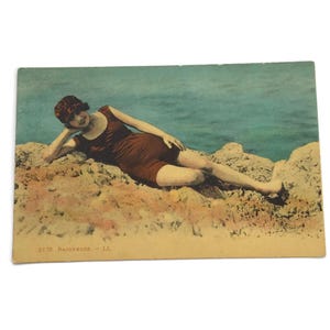 Antieke Franse ansichtkaart • Handgekleurde Bathing Beauty • Baigneuse by the Sea • Ansichtkaart begin jaren 1900 aan zee