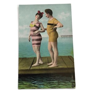 Cartolina d'epoca – Coppia in costume da bagno sul molo, inizio del 1900, in riva al mare