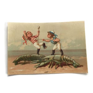Antieke papieren print – kinderen rijden op kreeft – humoristische illustratie aan zee