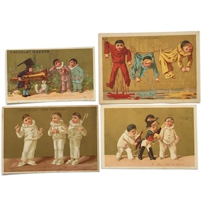 Carte commerciali francesi antiche – Bambini Pierrot giocosi in scene umoristiche (set di 4)