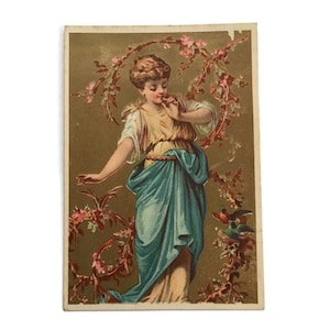 RESERVIERT für LAREN JULI Antike französische Handelskarte – Elegantes Feenmädchen mit Vögeln und Blüten – Werbung für ein Schuhgeschäft, c.1890s