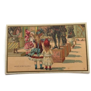 Antike französische Handelskarte – Mädchen in Rüstung, Galerie-Szene, Musée d’Artillerie, Paris