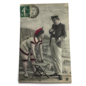Antica cartolina francese – Scena di mare del 1907 con donna in costume da bagno
