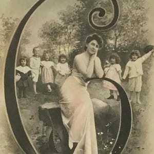 Carte postale Art nouveau vintage - Dame élégante avec enfants en « G » décoratif