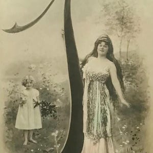 Antica cartolina Art Nouveau – Donna e bambino fantasy – Lettera ornamentale di grandi dimensioni “J” – Inutilizzata, primi anni del 1900