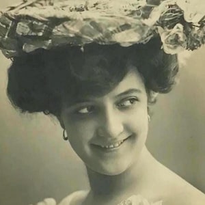 Retrato de mujer sonriente de la época eduardiana – Postal belga vintage de alrededor de 1910