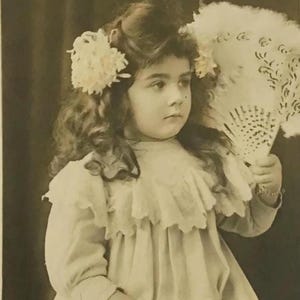 Antica cartolina francese – Ragazza con ventaglio e fiori – Didascalia “Je serai grondée” – Inizio del 1900