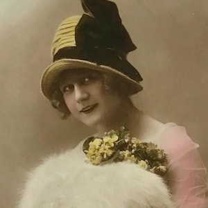 Carte postale glamour ancienne teintée à la main – Dame avec éventail en plumes et fleurs – RPPC, France des années 1920