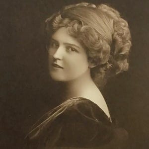 Carte postale française ancienne - Portrait de femme sépia, envoyée de Gand en 1913 avec un message familial