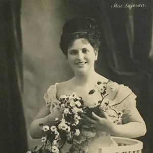 Carte postale édouardienne ancienne - Portrait de Miss Lajosna avec fleurs - Real Photo RPPC des années 1910