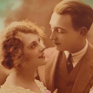 Postal francesa antigua: Pareja con vestido rosa coloreada a mano, romance fotográfico real