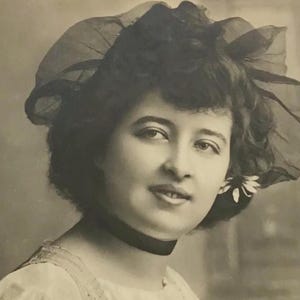 Ancienne carte postale portrait française - Vraie photo de femme RPPC avec noeud et tour de cou - sépia édouardienne, cachet de la poste 1909