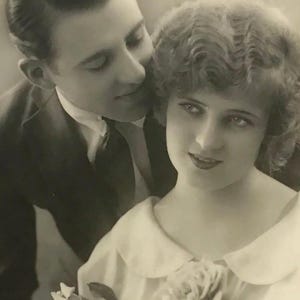 Cartolina d'epoca romantica francese - Foto reale di una coppia RPPC con fiori - Scena d'amore seppia anni '20