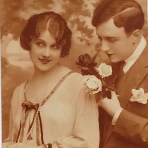 Postal romántica francesa antigua: "Amantes con rosas", década de 1920. Foto real sepia RPPC.