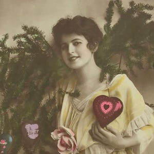 Carte postale française ancienne – Femme édouardienne avec des coeurs de Noël et une branche de sapin