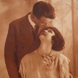 Postal francesa antigua: Foto sepia de una pareja romántica, serie "Ketty", efímera romántica de la década de 1920