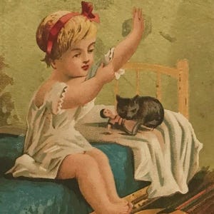 Antike lithographierte Karte – Kind mit Kätzchen und Puppe, ca. um 1890