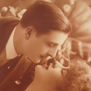 Cartolina francese d'epoca – Coppia romantica in seppia – Scena del bacio a Le Baiser