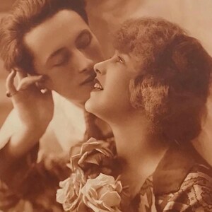 Postal romántica francesa antigua: Amantes con rosas, década de 1920, foto real sepia RPPC, carta de amor manuscrita