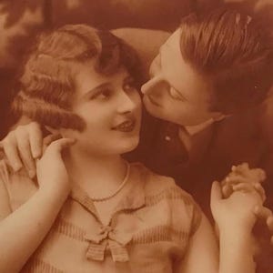 Postal francesa antigua: Pareja coqueta con rosa, foto real en sepia