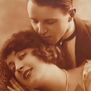 Postal francesa antigua: Abrazo romántico con collar de perlas, foto sepia