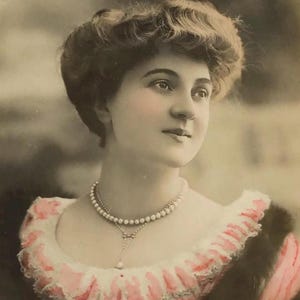 Postal antigua de RPPC – Actriz Vincourt – Retrato eduardiano coloreado a mano – Reutlinger Paris – Vestido rosa y perlas