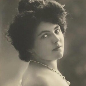 Antica cartolina francese – Elegante donna con scialle di pizzo e collana a croce, ritratto seppia anni '10