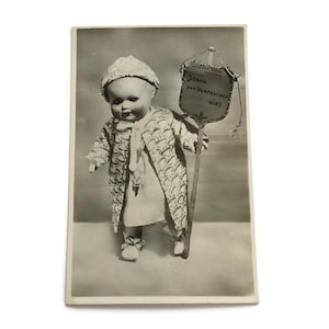 Postal vintage – Muñeca de 1939 con cartel – RPPC holandés de Bond Zonder Naam