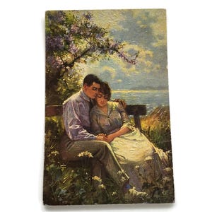 Carte postale romantique vintage – Couple assis au bord d'un lac sous un arbre en fleurs, Carte illustrée pour les amoureux des années 1920