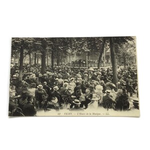 Postal Antigo – Vichy "L’Heure de la Musique" – Cena de concerto ao ar livre de 1915