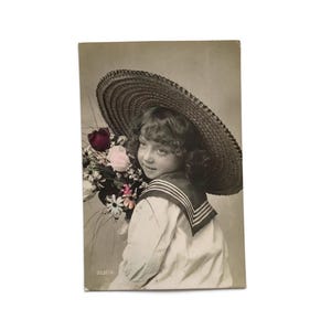 Antieke Franse ansichtkaart – Belle Époque-jongen met boeket in matrozenpakje, handgekleurde RPPC jaren 1910