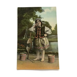 Carte postale allemande ancienne – Jeune laitière au bord de la rivière – Début des années 1900 teintée à la main
