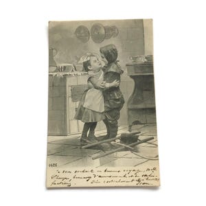 Stara francuska pocztówka – dzieci całujące się w kuchni – początek lat 1900. – słodka ilustracja vintage – opublikowana w 1906 r.