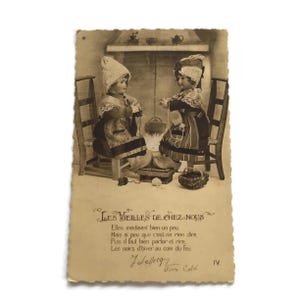 Cartolina francese vintage – Les Vieilles de Chez Nous – Bambole come nonne accanto al fuoco