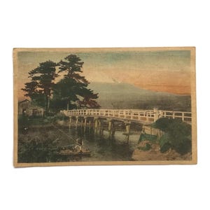 Carte postale japonaise ancienne en bois - Paysage avec pont colorié à la main - Début des années 1900
