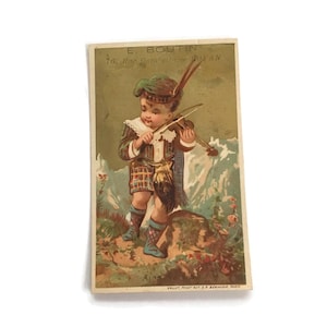 Charmante carte postale française ancienne - Highland Boy avec violon, impression lithographie des années 1900, décoration écossaise