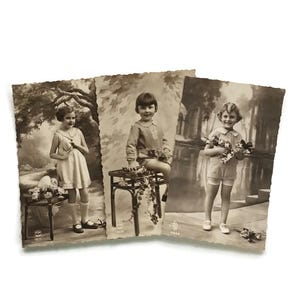 Vintage 1930er Jahre Real Photo Postkarten – Kinder mit Blumen – Französische RPPC Lot von 3